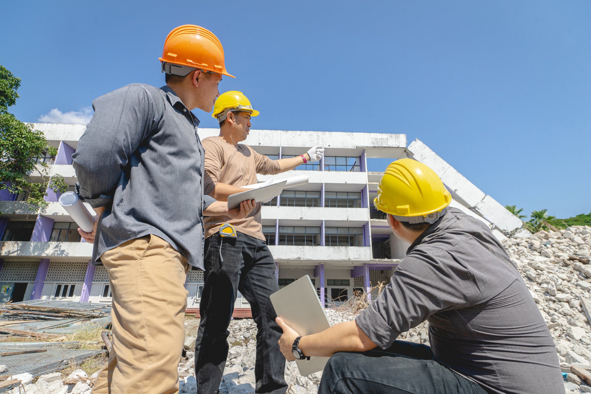 Free License photo источник:vecteezy.com/photo/7030836-engineer-team-and-worker-checking-blueprint-for-emolition-construction-plan-and-inspect-at-the-site Free License photo источник:vecteezy.com/photo/7030836-engineer-team-and-worker-checking-blueprint-for-emolition-construction-plan-and-inspect-at-the-site